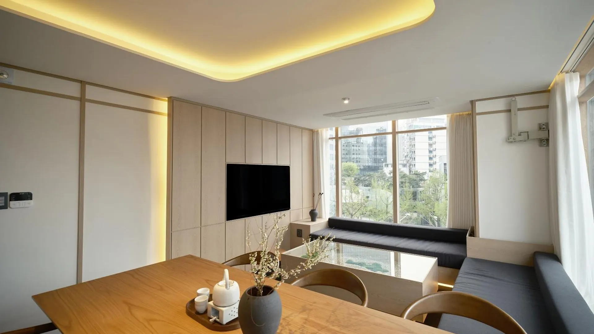 Отель Uh Suite Seoul Deoksugung Южная Корея